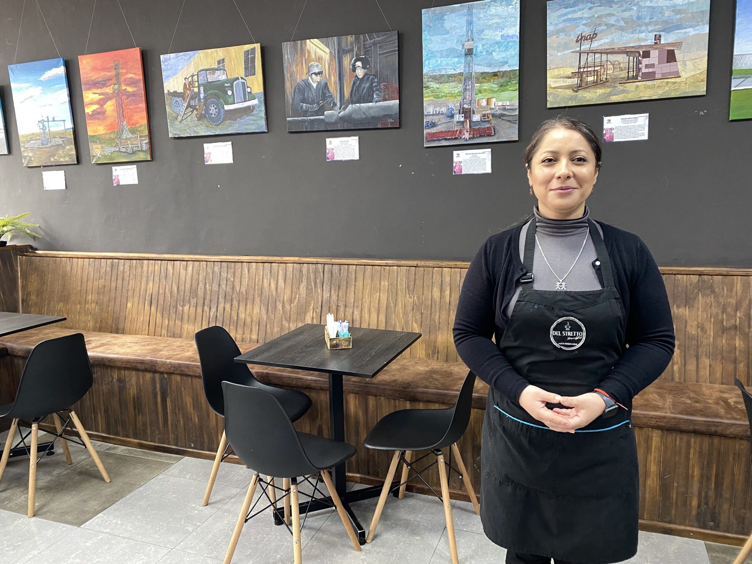 Memorias Pintadas del Petróleo:cuando el alma de Magallanes se cuelga en las paredes de un café