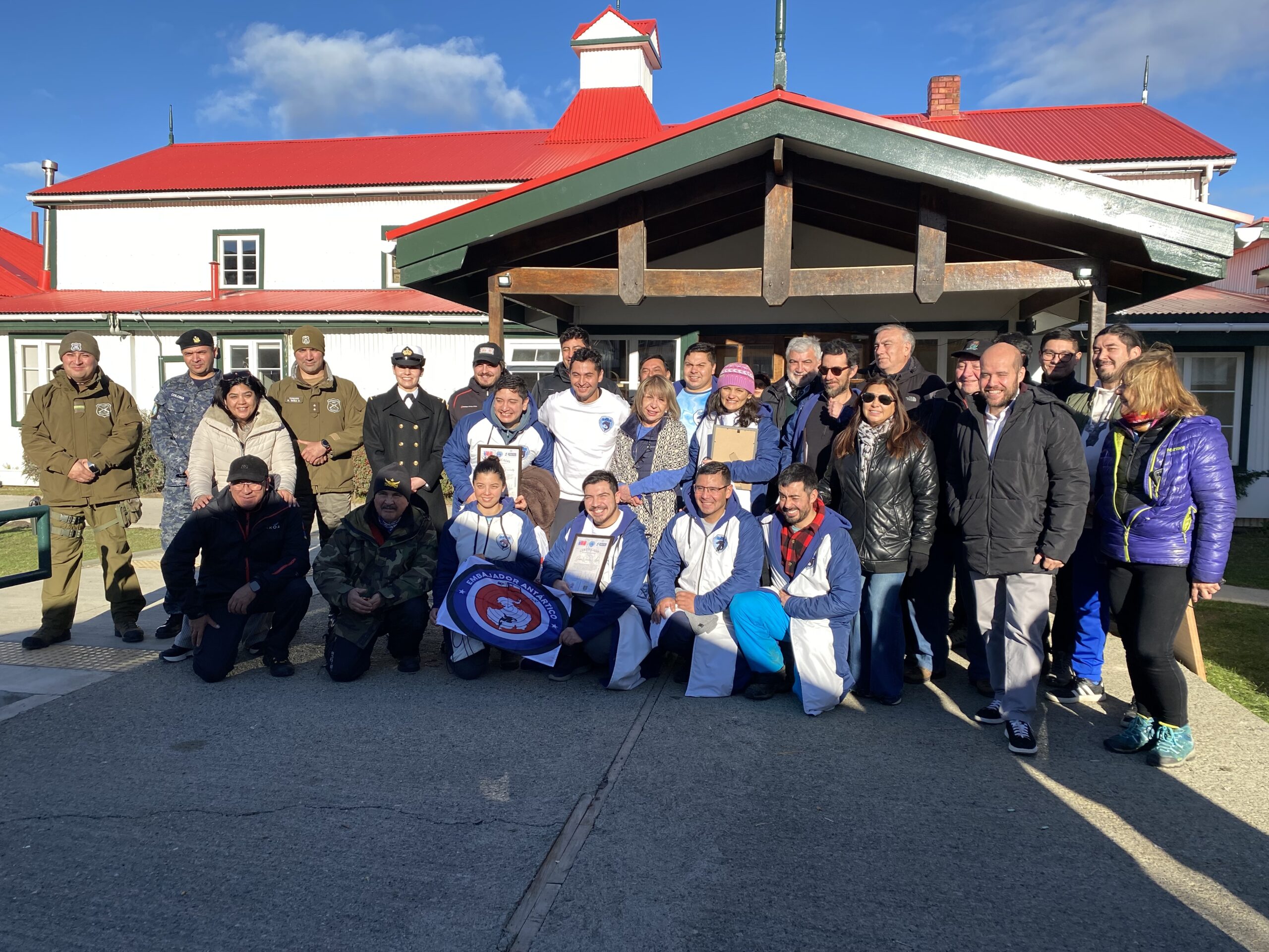 OCHO NADADORES DEL CLUB DELFINES CRUZARON A NADO EL CANAL FITZ ROY EN AGUAS A UN GRADO BAJO CERO
