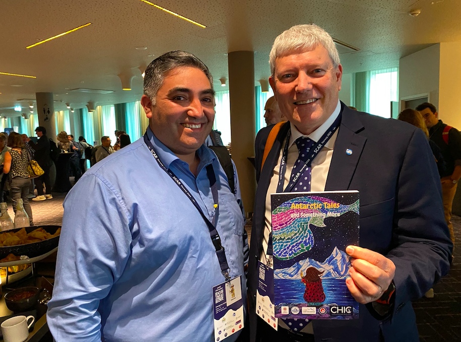 Presidente de SCAR recibe libro “Cuentos Antárticos y algo más”