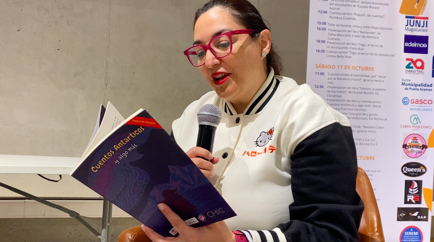 Un pingüino curioso en la Feria Pájaro Azul: “Cuentos Antárticos y algo más” acercó la historia del Continente Blanco a niños y familias de Punta Arenas