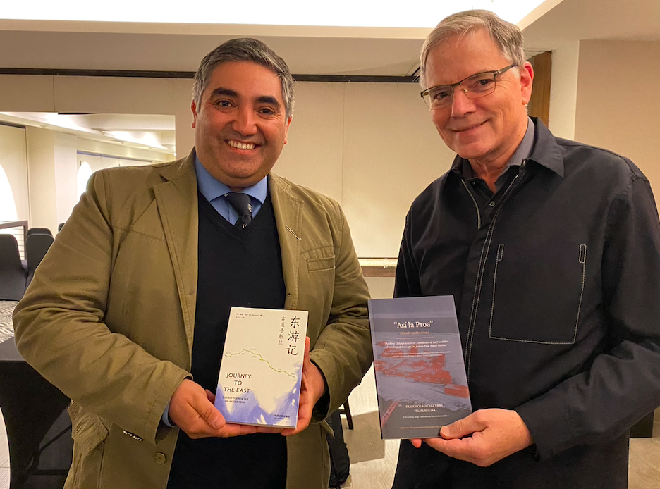 “Así la Proa” viaja a Shanghái: historiador magallánico entrega su libro antártico a Ole Bouman en el seminario “Austral: el sur como proyecto”