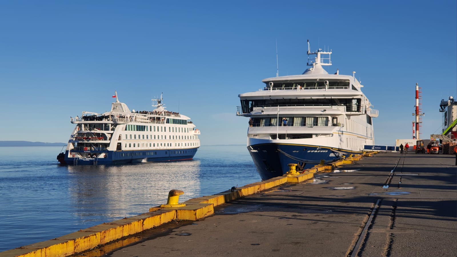 Stella Australis y Ventus Australis concretan su primera recalada simultánea de la temporada en Punta Arenas